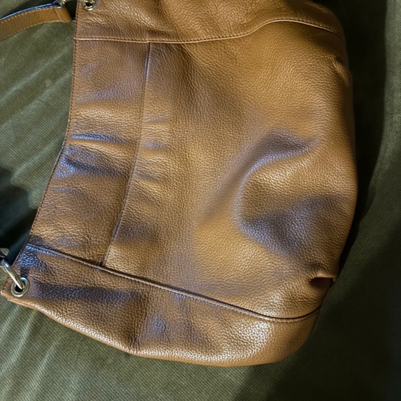 Beautiful Tan Michael Kors Hobo Handbag w/2 Outside Pockets & Tassel - Picture 7 of 11